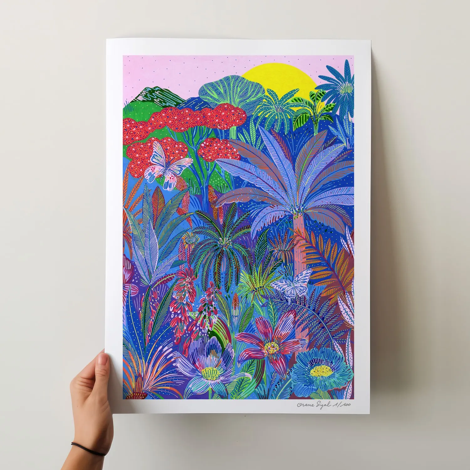 Jungle dense de palmiers et feuillages aux couleurs vives sur fond jaune et bleu, tirage d'art illustré par Orane Sigal