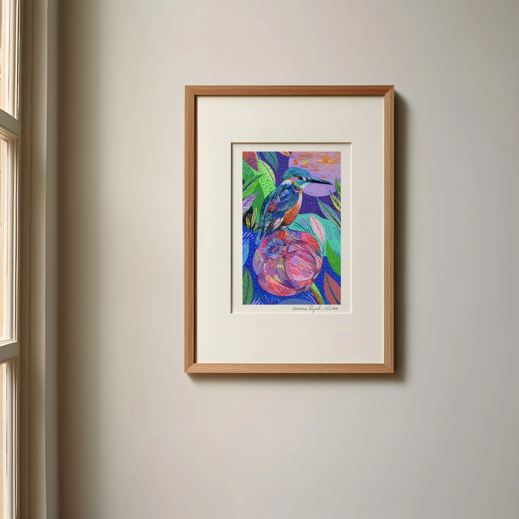 Martin-pêcheur coloré perché au-dessus d'un lotus rose, feuillages sur fond bleu nuit, tirage d'art illustré par Orane Sigal