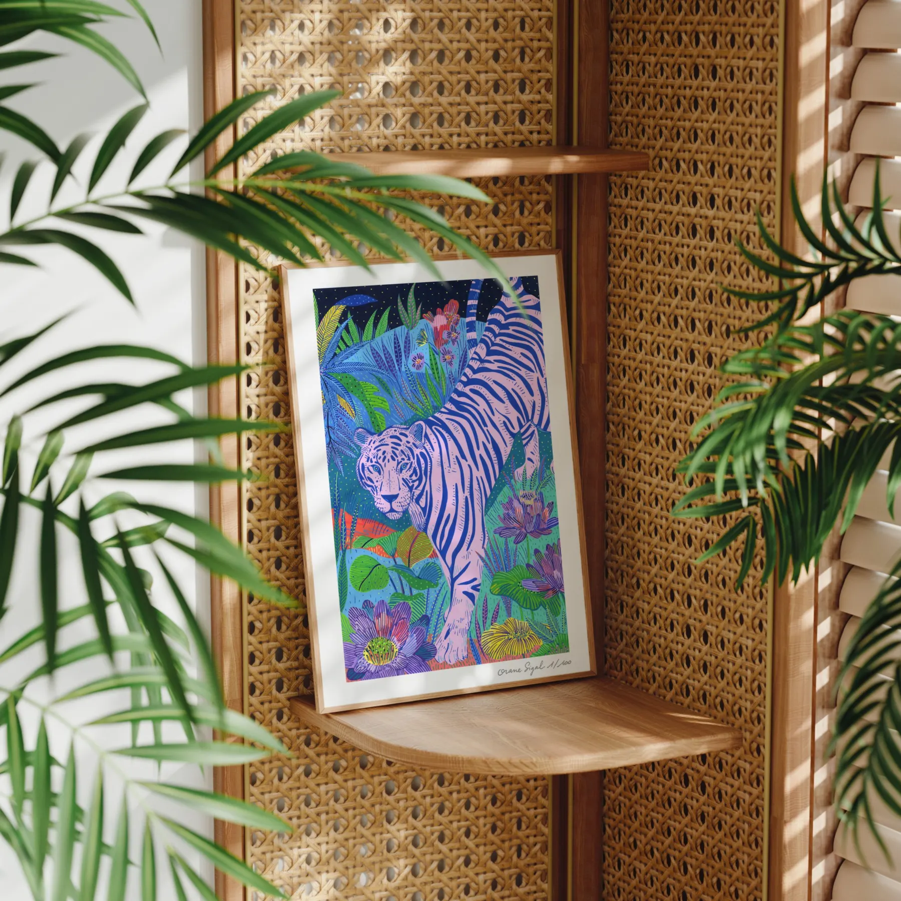 Tigre rose rayé de bleu marchant dans une jungle de lotus et nénuphars, tirage d'art illustré par Orane Sigal