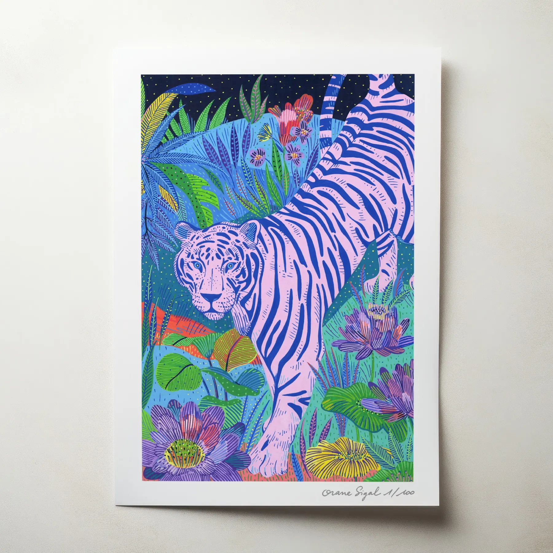 Tigre rose rayé de bleu marchant dans une jungle de lotus et nénuphars, tirage d'art illustré par Orane Sigal