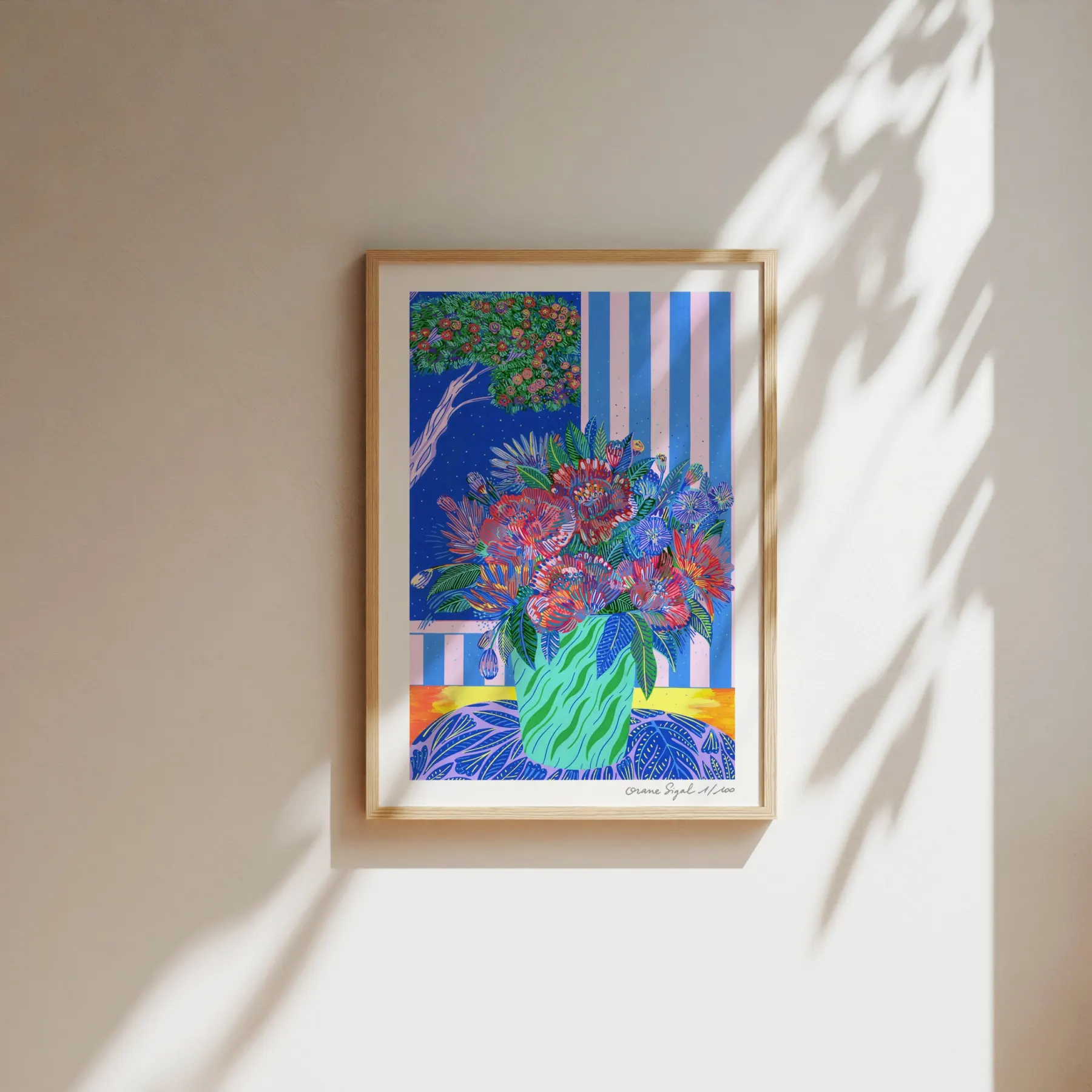 Bouquet de fleurs multicolores dans un vase vert, rideau rayé et arbre fleuri, tirage d'art illustré par Orane Sigal