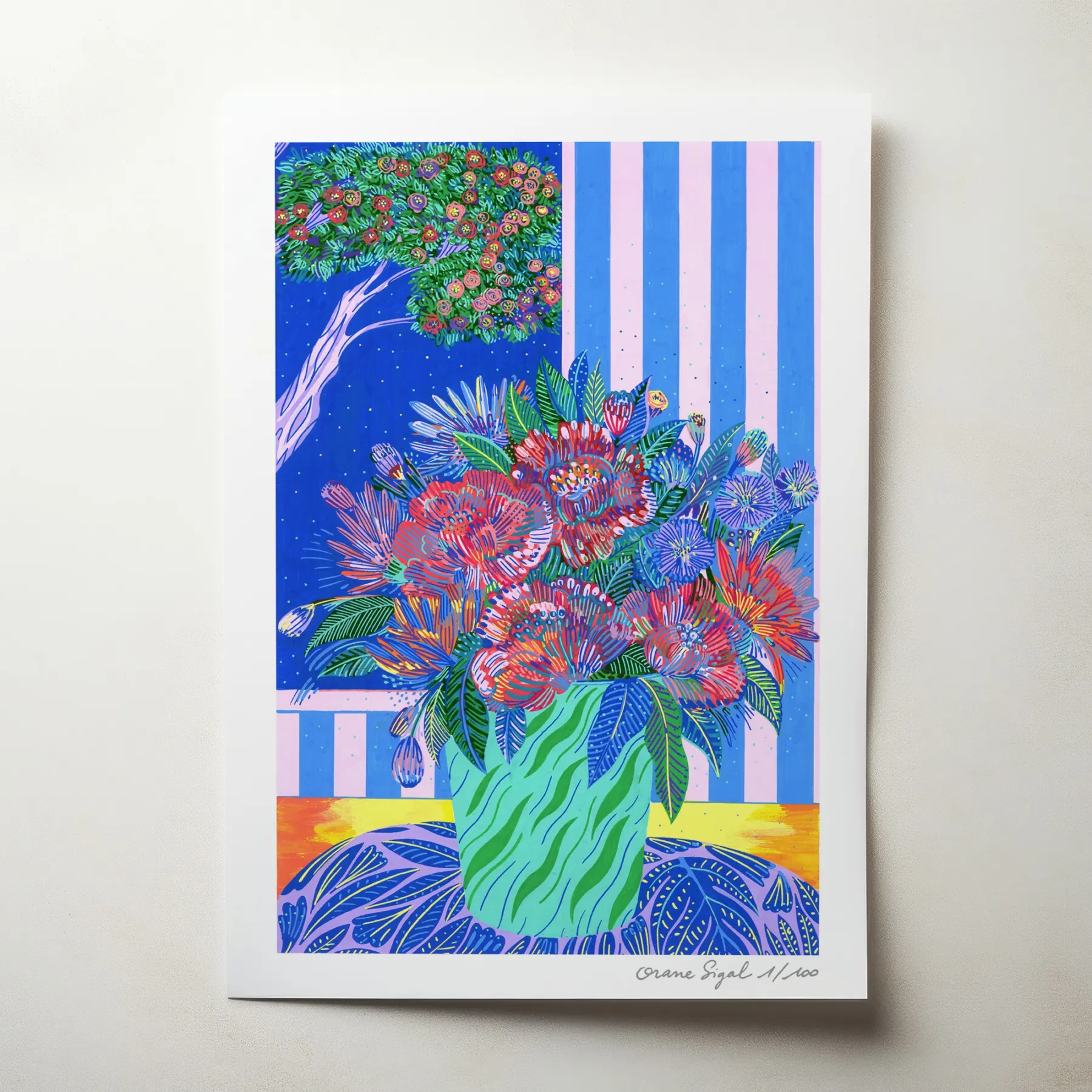 Bouquet de fleurs multicolores dans un vase vert, rideau rayé et arbre fleuri, tirage d'art illustré par Orane Sigal
