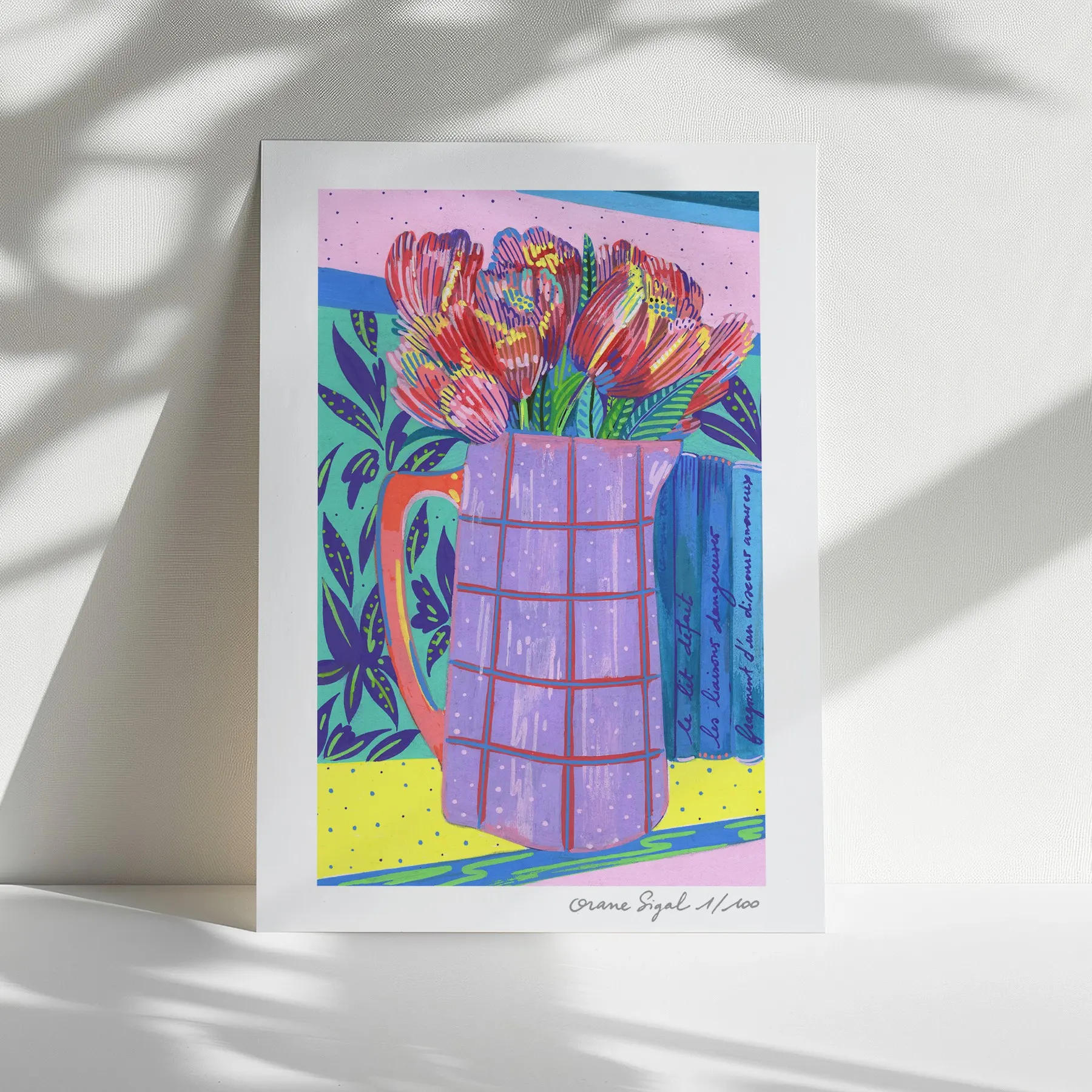 Bouquet de tulipes rouges dans un pichet violet à carreaux, fond turquoise et rose, tirage d'art illustré par Orane Sigal