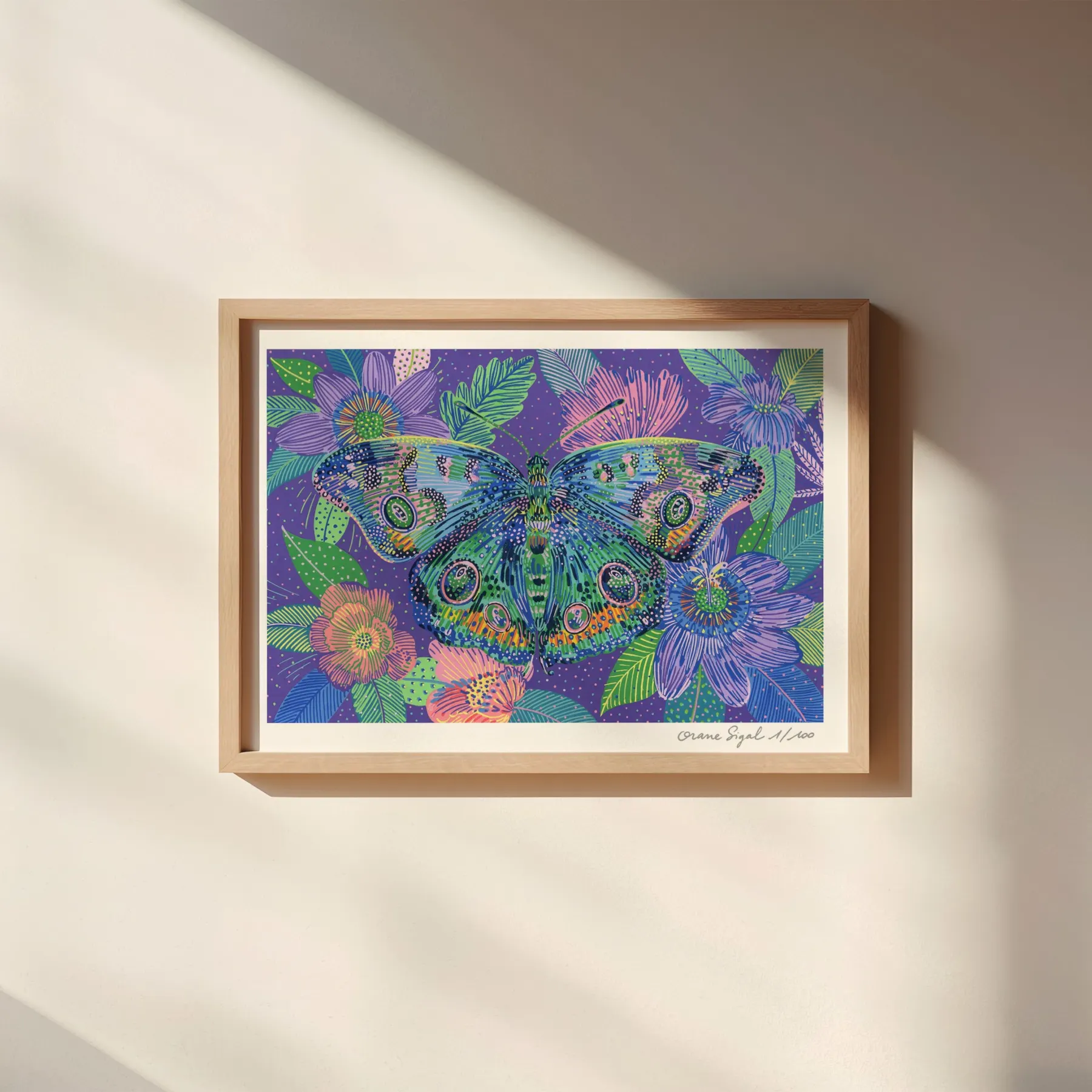 Grand papillon bleu et vert aux ocelles, posé sur des fleurs violettes, tirage d'art illustré par Orane Sigal