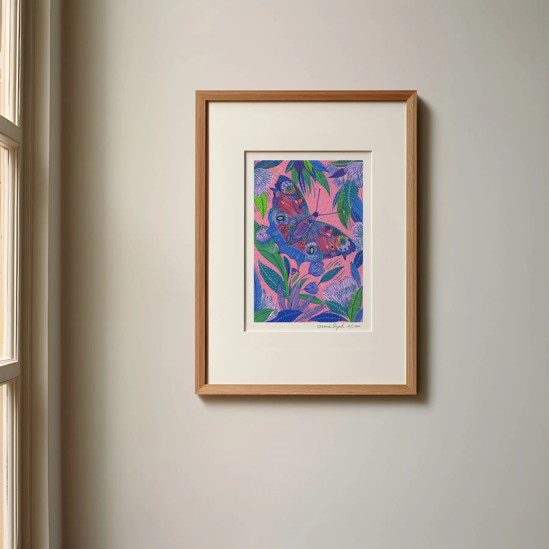 Grand papillon rouge et bleu aux ailes ocellées parmi des feuillages sur fond rose, tirage d'art illustré par Orane Sigal