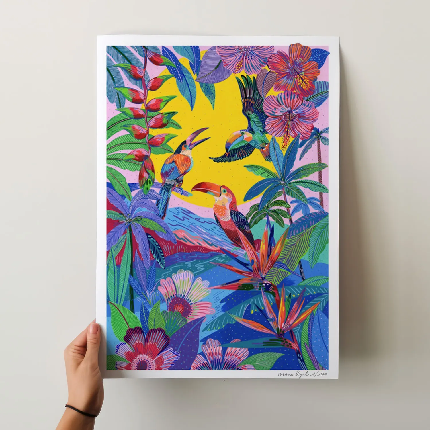 Toucans colorés dans une jungle fleurie devant un soleil jaune levant, tirage d'art illustré par Orane Sigal