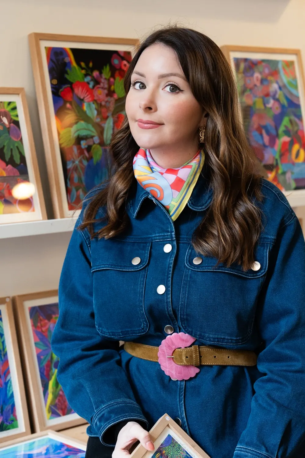 Orane Sigal, illustratrice à Lyon, devant son atelier-galerie dans le Vieux-Lyon