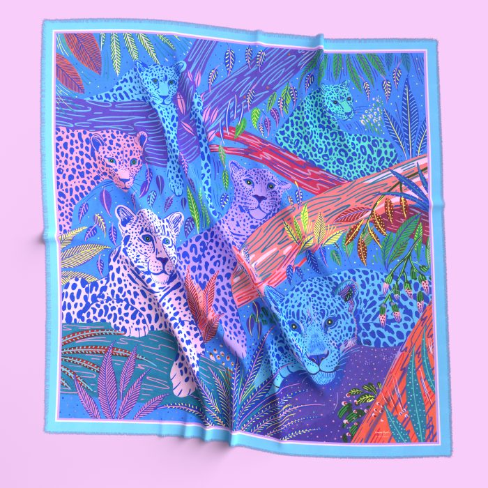 Léopards roses et bleus parmi un feuillage tropical sur fond bleu vif, illustration par Orane Sigal