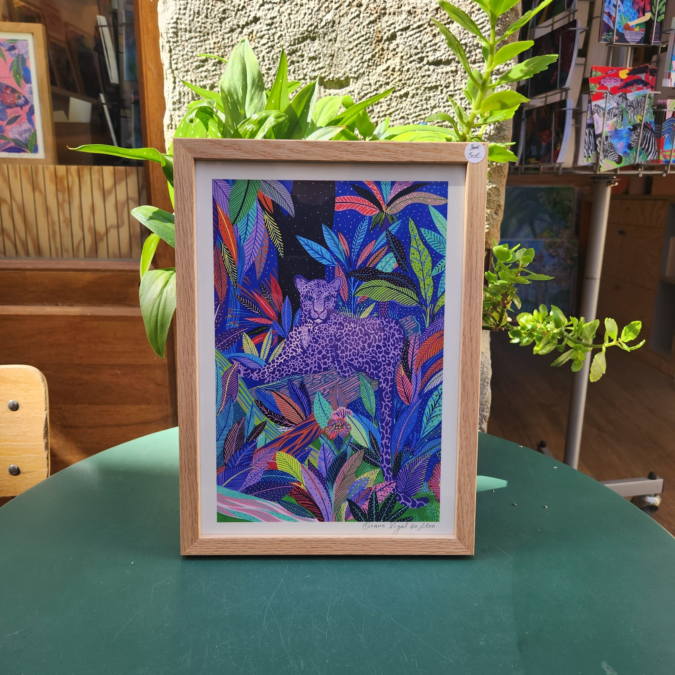Jaguar violet tacheté dans une jungle nocturne aux feuillages multicolores, tirage d'art illustré par Orane Sigal
