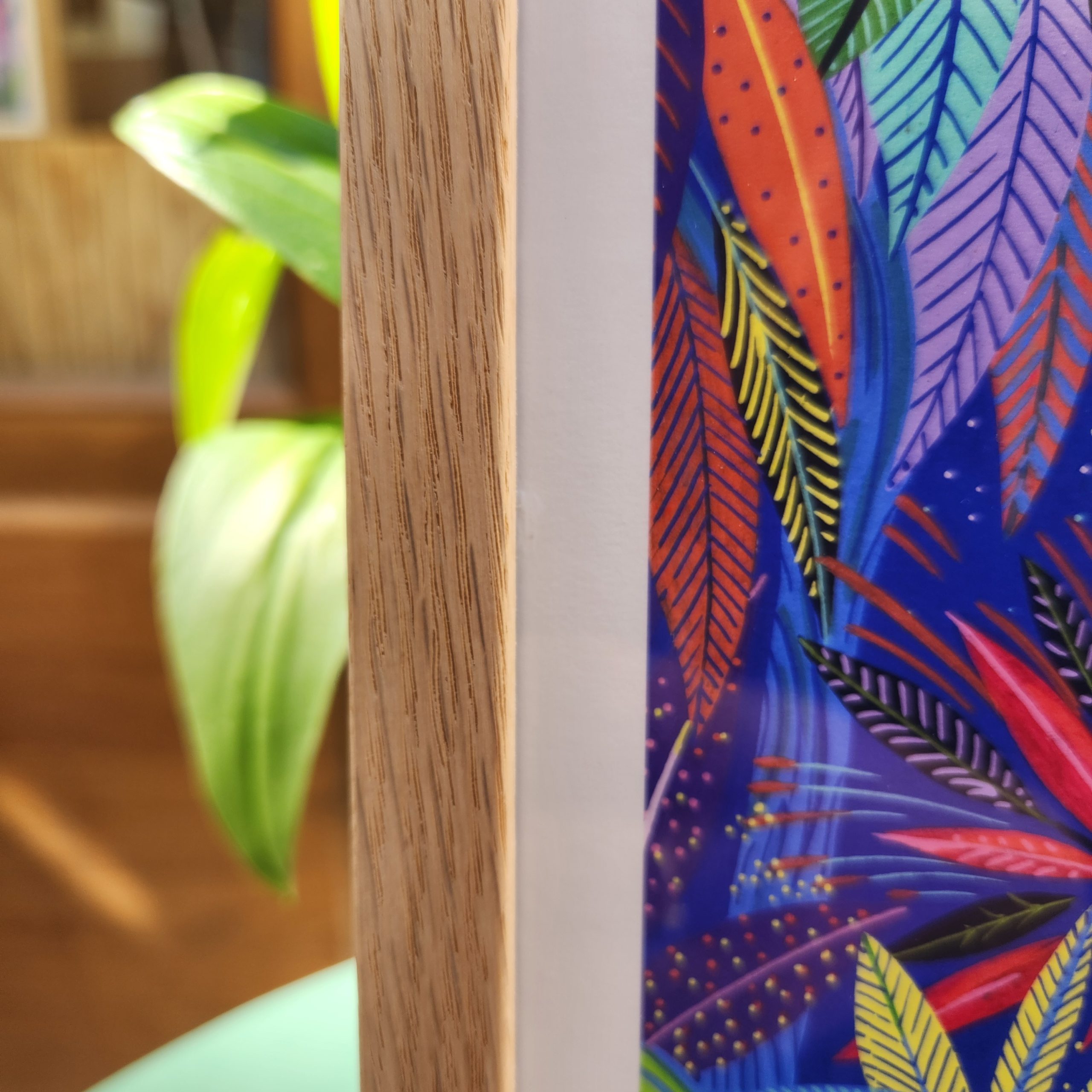 Jaguar violet tacheté dans une jungle nocturne aux feuillages multicolores, tirage d'art illustré par Orane Sigal