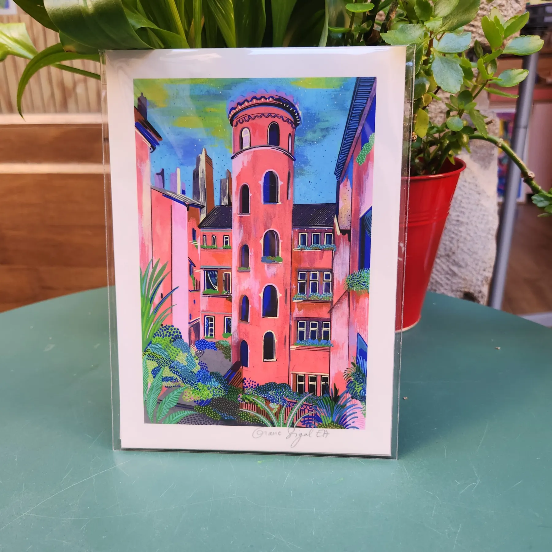 Tour rose en colimaçon du Vieux Lyon, façade rose et jardin fleuri, tirage d'art illustré par Orane Sigal