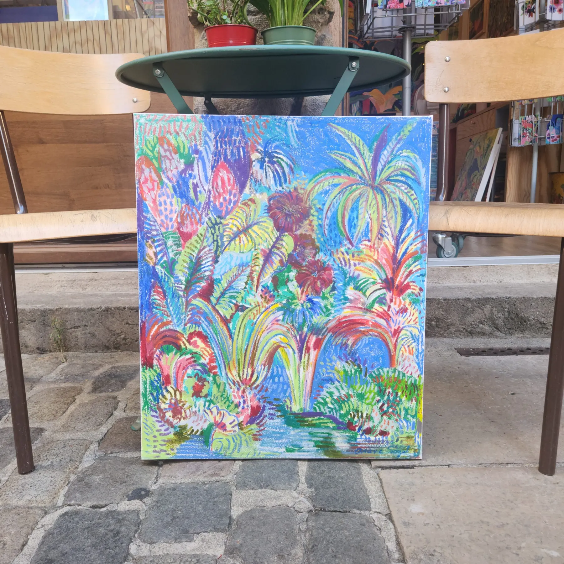 Intérieur d'une serre vitrée bleue débordant de plantes vertes tropicales, illustration originale par Orane Sigal